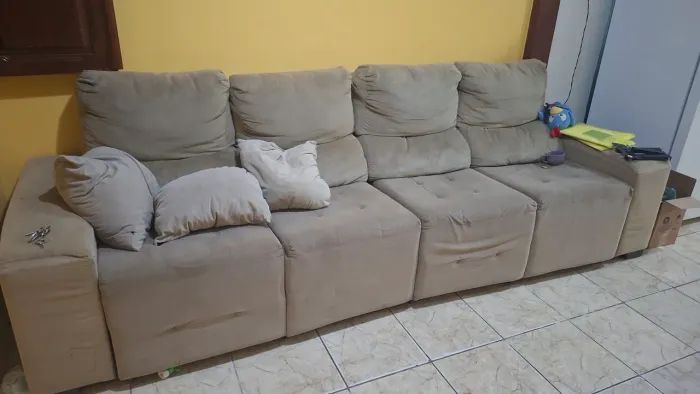Sofá retrátil grande 4 lugares bem espaçoso