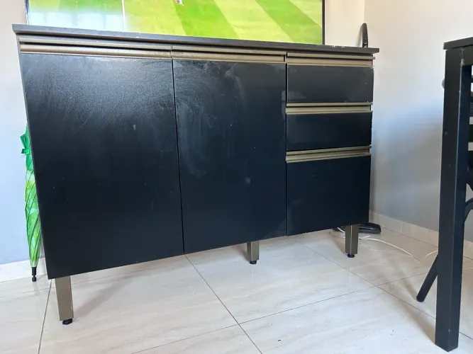 Balcão auxiliar com tampo preto