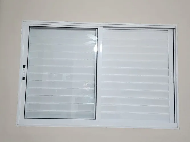 Vendo uma porta 2,10x0,90 e uma veneziana 1,00x1,20 com 3 folhas em alumínio pintada