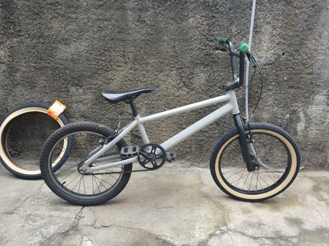 Vendo BMX ótima com pneu reserva, e para quem quer começar na modalidade!