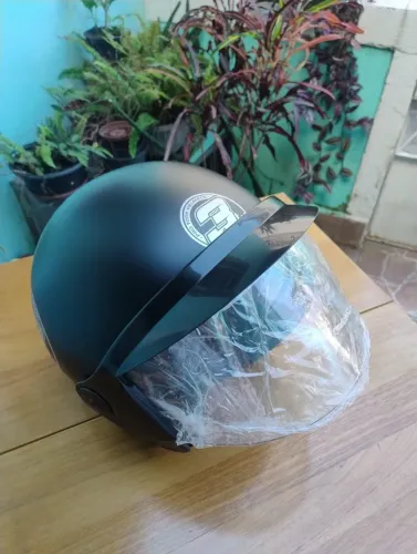 capacete preto com viseira dupla