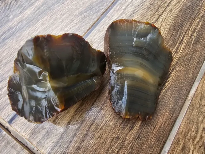 Fatias de Ágata Bruta Natural - Duas Peças com Faixas Translúcidas
