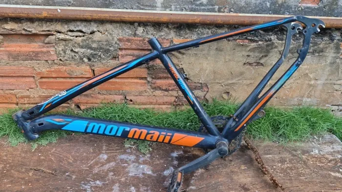 Venda-se quadro de bicicleta mormai e dois par de pneu novo quandro e peneu usado 5 meses