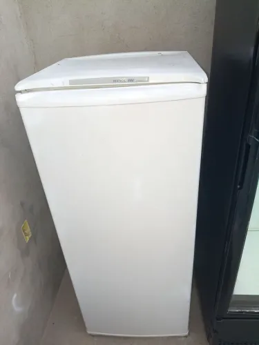 Vendo geladeira Consul de 300 litros degelo seco gelando bem funcionando 
