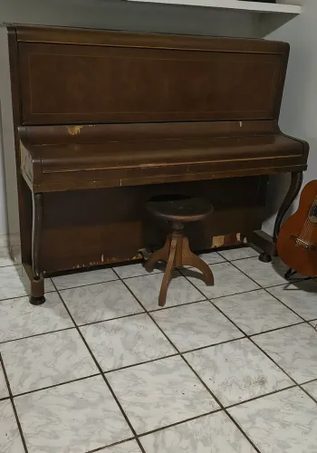 Vende-se piano todo original.