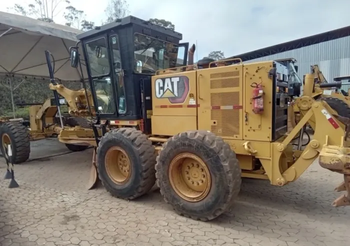 Motoniveladora Caterpillar 140K ano 2022 com 12.000 horas, em MG