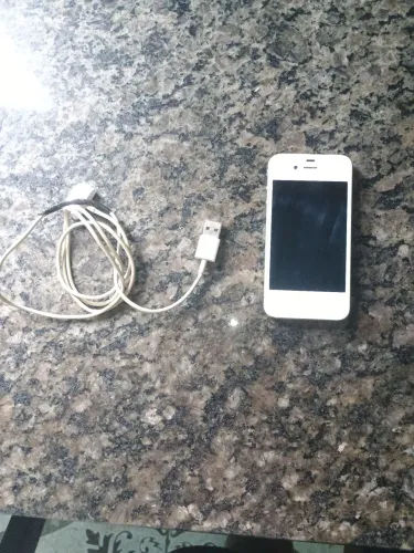 Celular iPhone 4 vem somente fio ele ligar normalmente só vem se estiver interessado 