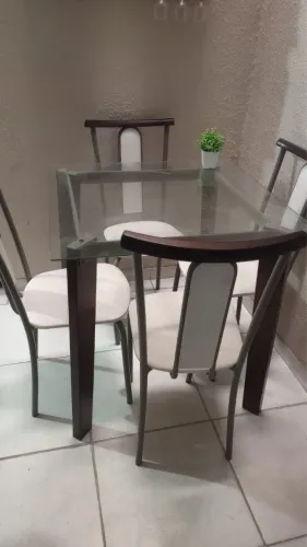 Mesa com 4 cadeiras