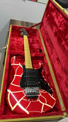 GuitarraTagima JA-2 Red White Cracked, modelo de assinatura do guitarrista Juninho Afram