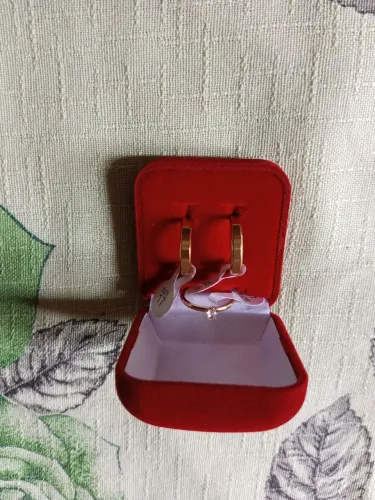 Vendo ou troco em bicicleta ou celular par de alianças e anel noivado novos 