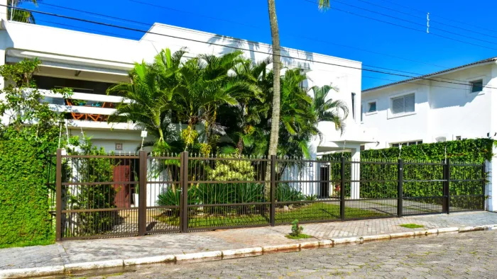 Casa À VENDA bem perto da praia da Enseada em Guarujá.