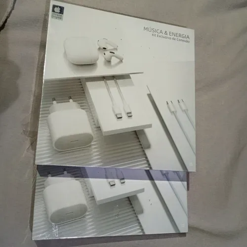 Kit carregador para iPhone com fone incluído.