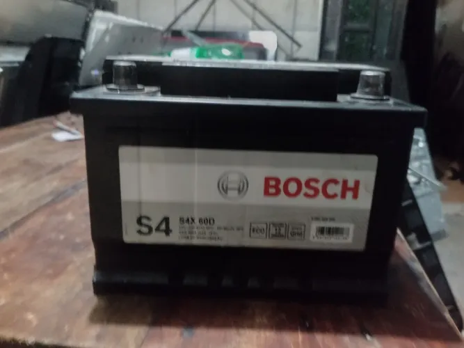 Vendo bateria de carro semi nova Bosch 60 amperi