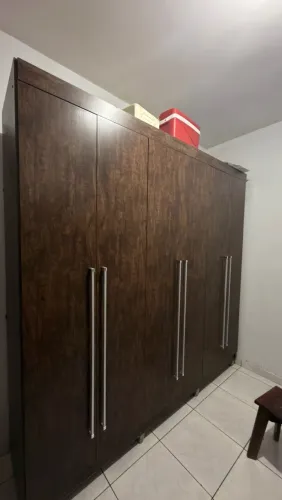 GUARDA-ROUPA 4 PORTAS COM GAVETAS - MARROM ESCURO