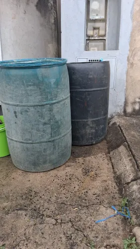 Vende se 2 tambor de 200 litros de plástico interessados chamar no WhatsApp *