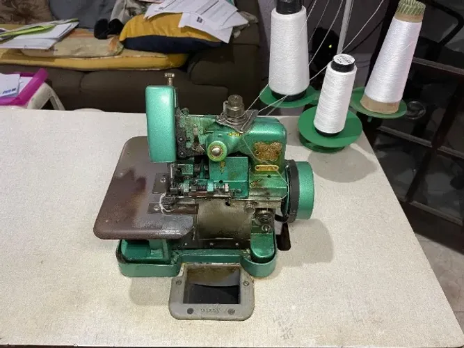 Máquina de costura overlock SINGER  (usada)