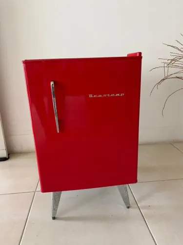 Frigobar Brastemp retrô vermelho 