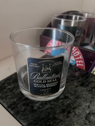 Conjunto de taças e copo whisk.