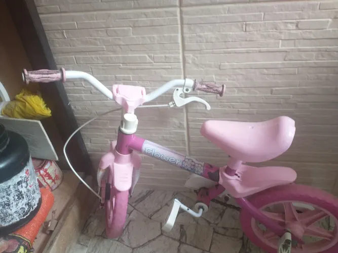 Vende se uma bicicleta de 3 a 4 anos de idade 