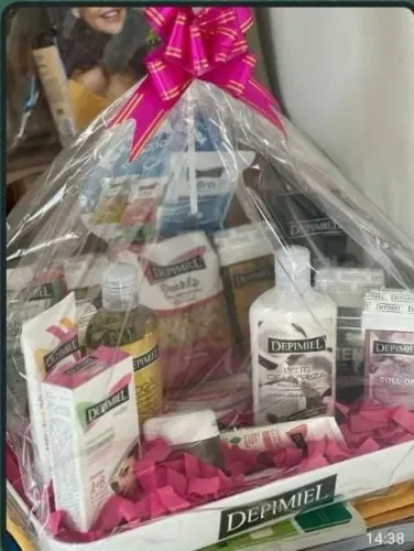 Cesta Recheada de Produtos para Depilação. 