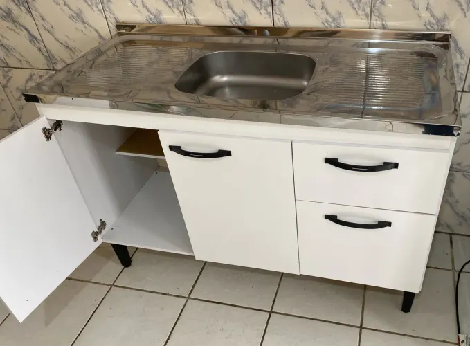 Balcão de pia com pia de inox.