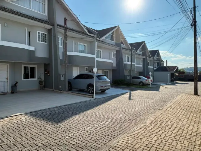 Sobrado para alugar 4 quartos no bairro Boa Vista - Curitiba-PR