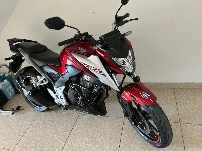 Moto muito nova, sem detalhes!