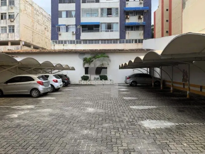 Terreno de 700m² com galpão 400m² e 15 vagas no Costa Azul, Salvador/BA