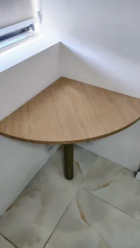 Mesinha de canto com pé de ferro cromado