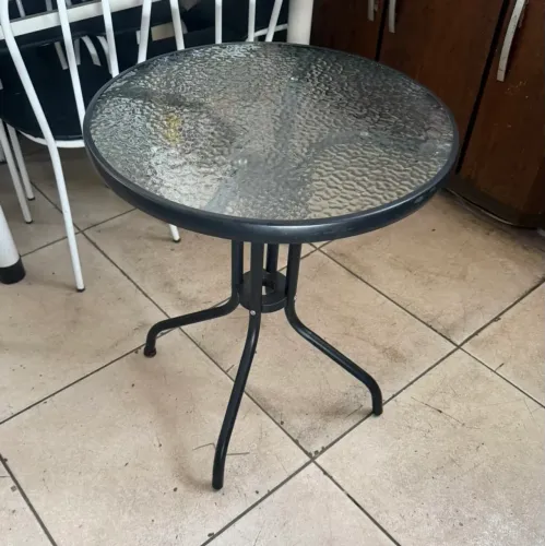 Mesa redonda tampo de vidro 0,60 cm de diâmetro por 0,75 de altura seminova 