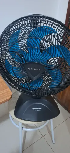 Vendo ventilador Cadence turbo 60cm pouco usado. Motivo da venda, climatizei a casa toda.
