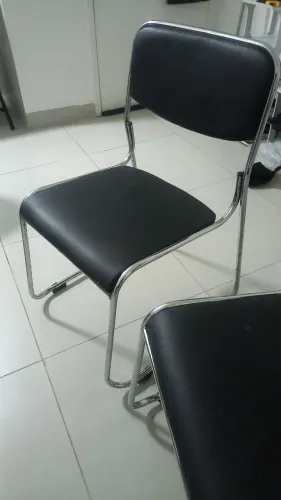 Conjunto de 2 cadeiras de metal com assento e encosto acolchoado