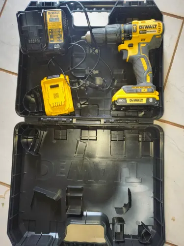 Furadeira e parafusadeira Dewalt com pouco uso