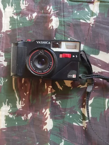 Máquina fotográfica antiga Yashica, não sei se funciona!
