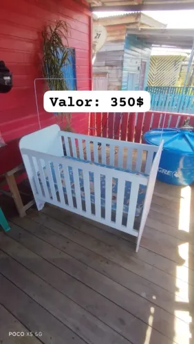 Berço branco e rosa claro