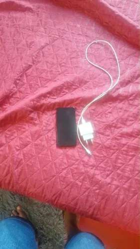 Vendo iPhone 13 com carregador