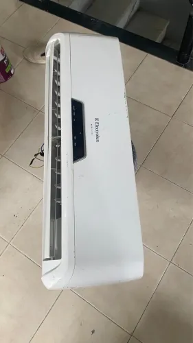Evaporadora de ar condicionado split Eletrolux de 9000 btus com controle original