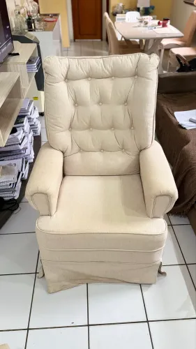 Poltrona de amamentação com balanço em linho com puff (Sanremo).