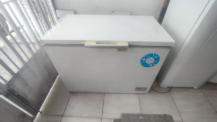 VENDO FREEZER MIDEA 295 LITROS FUNCIONANDO PERFEITAMENTE 