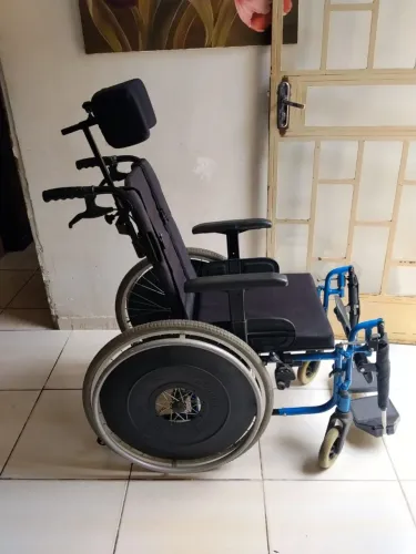 Cadeira de rodas completa, marca Ortobras, flexível, com encosto de cabeça.
