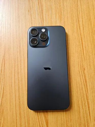 IPhone 15 Pro Max Azul titânio.