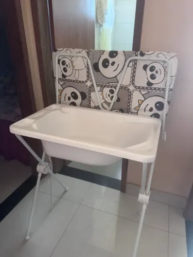 Banheira com trocador unisex de brinde vai um coljonete de banho BB .