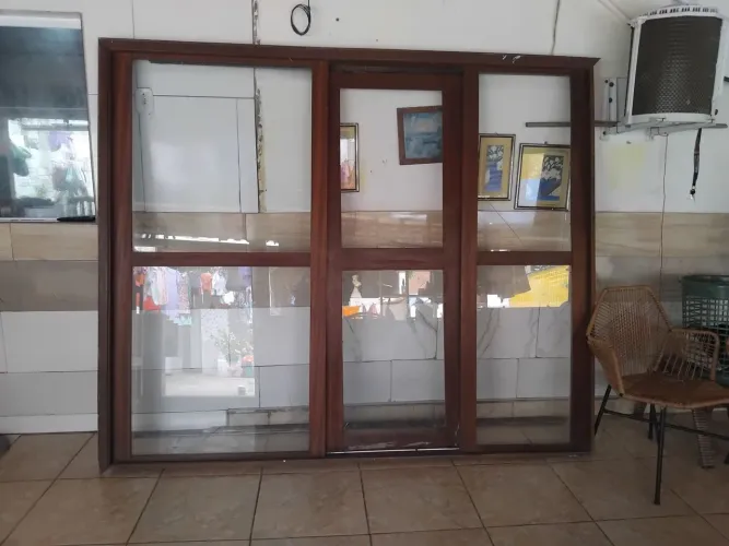 Portanto de madeira com vidro