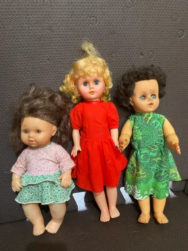 Três Bonecas Antigas