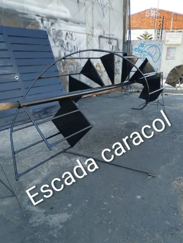 Escadas de ferro caracol
