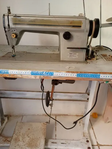 Máquina de costura reta no precinho .