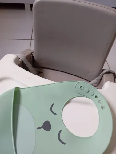 Cadeira de alimentação - acompanha babador da buba