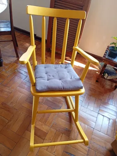 Cadeira de Balanço Madeira Maciça Amarela com Almofada | SÓ HOJE R$150