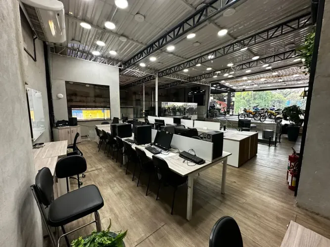 Sala comercial com 150m², COMPLETAMENTO MOBILIADO, pronto pra uso, localização excelente!