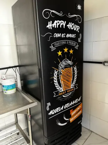 Cervejeira Vertical Porta Cega Preta com Display Digital -6°C